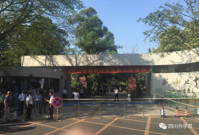 2017年成都高考现场直击，十年寒窗战今朝！