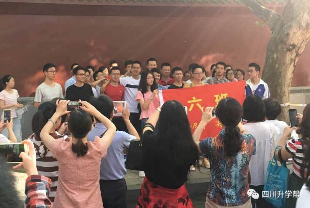 2017年成都高考现场直击，十年寒窗战今朝！