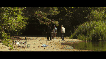 热恋情侣来湖边甜蜜野营，偶遇丧心病狂熊孩子惨遭虐杀！