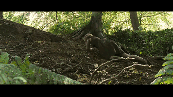 热恋情侣来湖边甜蜜野营，偶遇丧心病狂熊孩子惨遭虐杀！