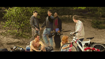 热恋情侣来湖边甜蜜野营，偶遇丧心病狂熊孩子惨遭虐杀！