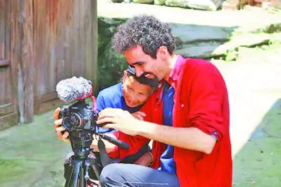 押中高考作文，人民日报整版报道，“看中国”与中国一样魅力非凡