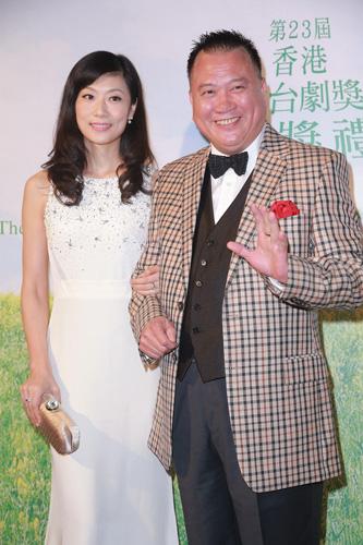 姐妹一同出道，妹妹是第一代黄蓉19岁就获影后，姐姐现痴心向佛