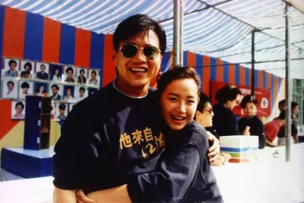 姐妹一同出道，妹妹是第一代黄蓉19岁就获影后，姐姐现痴心向佛