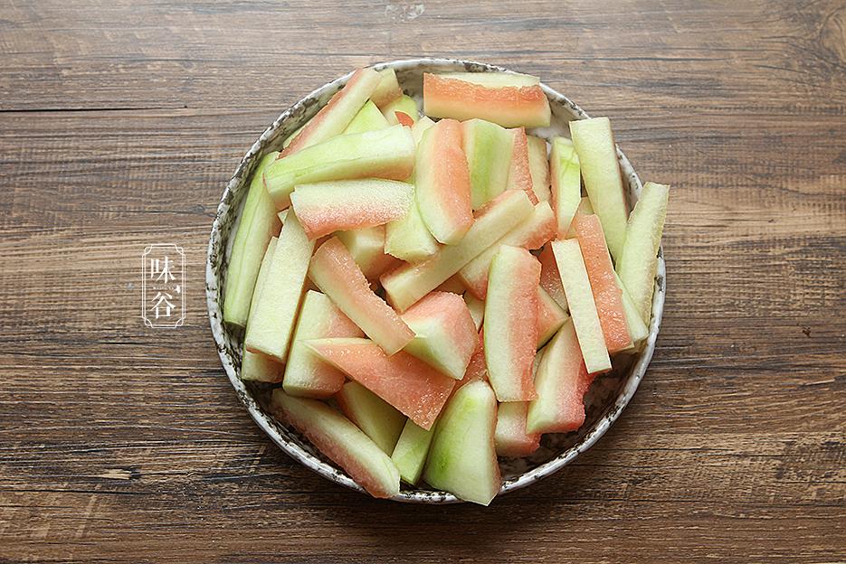 你知道西瓜皮可用来煲汤吗?去火消暑功效不比冬瓜差!