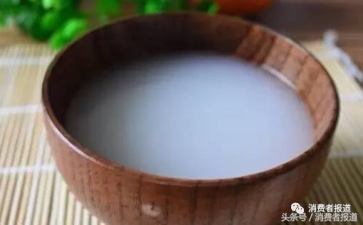 而米汤又叫米油,是用上等大米熬稀饭或做干饭时,凝聚在锅面上的一层粥