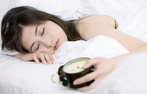睡觉时枕头边一定别放这6种物品，各种疾病都会来纠缠