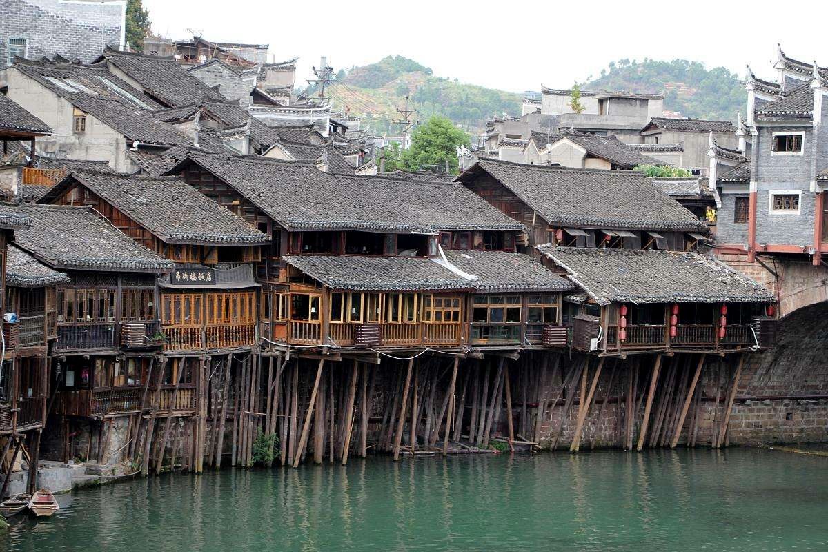 凤凰古城旅行攻略（交通、门票、住宿、餐饮）