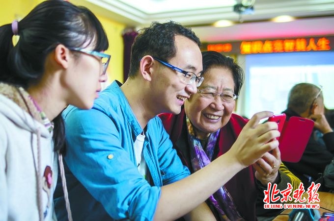 这个博士生不简单：专教老人用电脑用手机