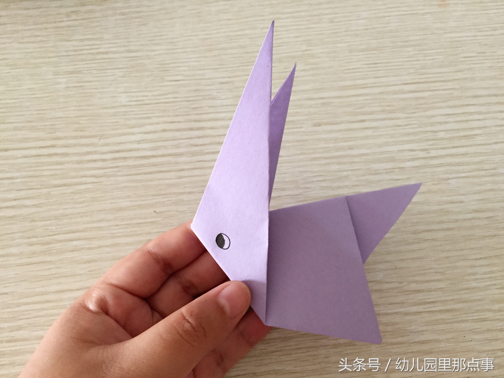 小兔子折纸步骤(幼儿园亲子手工折纸—小兔子,暑假带着孩子玩起来)