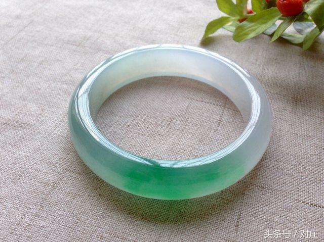 抛开种水色，你知道如何优雅地挑选最适合自己的翡翠手镯吗？