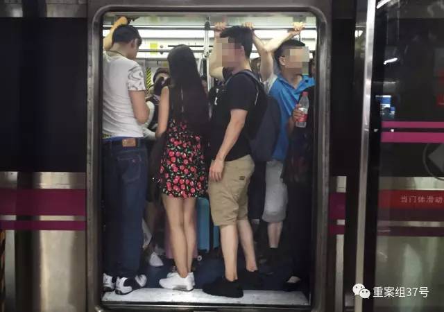 猥亵女生的地铁“顶族”，组织内部竟还会交流性骚扰感受