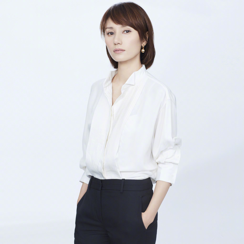 《我的前半生》"唐晶"身着套装魅力优雅来袭,看袁泉短发白衣如何尽显