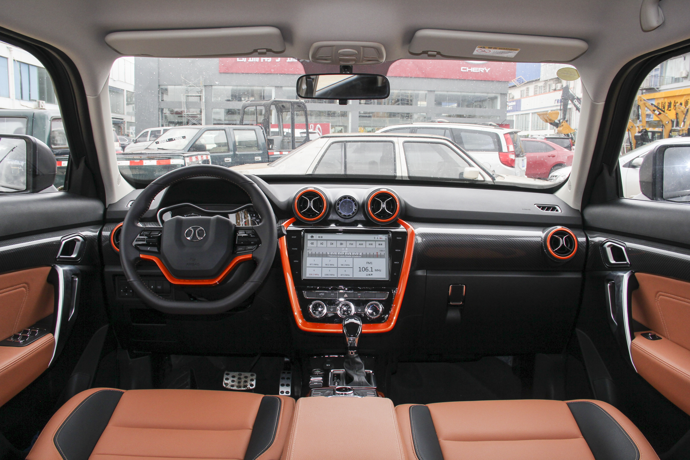 北京(bj)20的内饰布局简约大方,设计也符合年轻人的审美,中控按键的