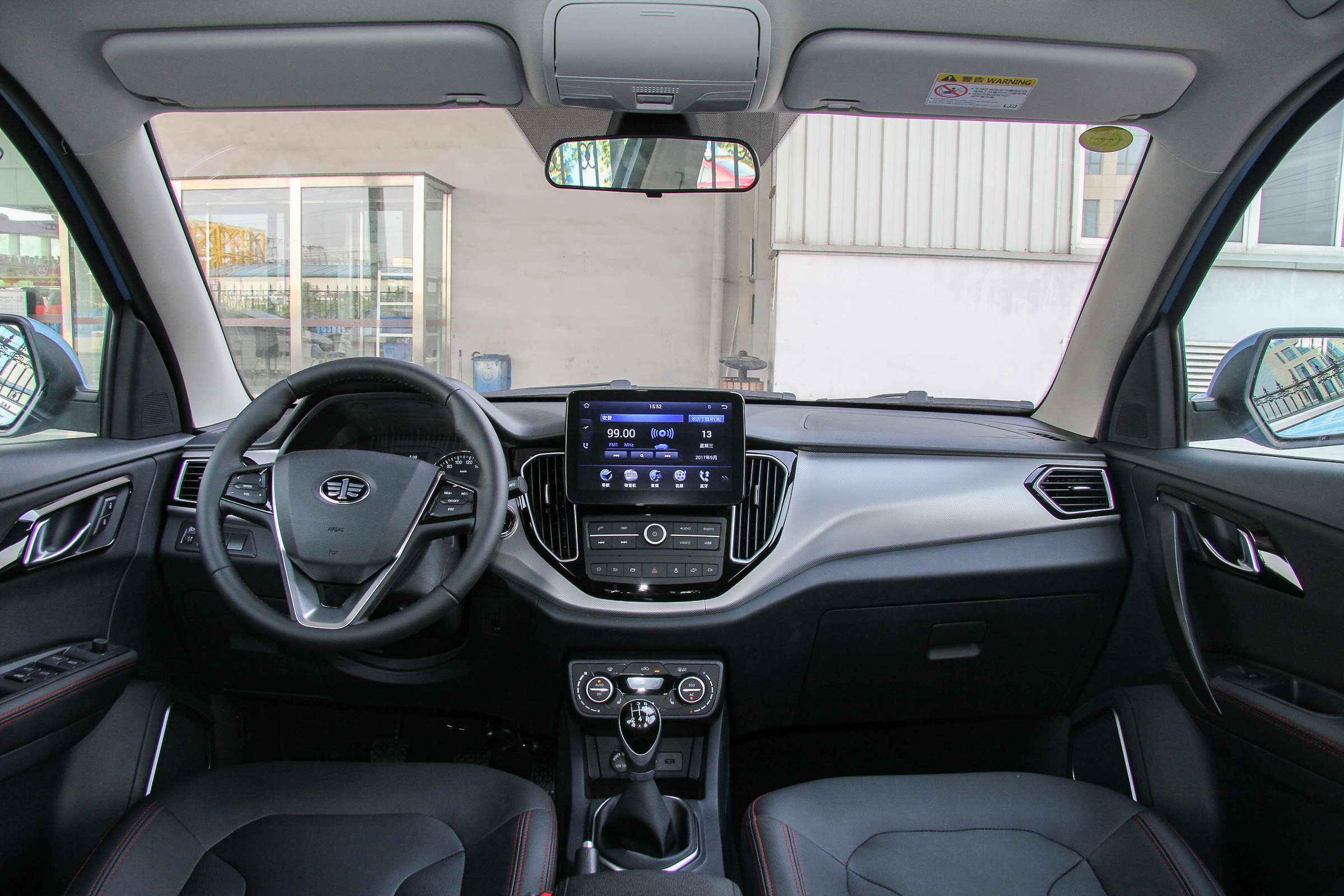 森雅r7森雅r7的内饰布局简约大方,设计也符合年轻人的审美,中控按键的