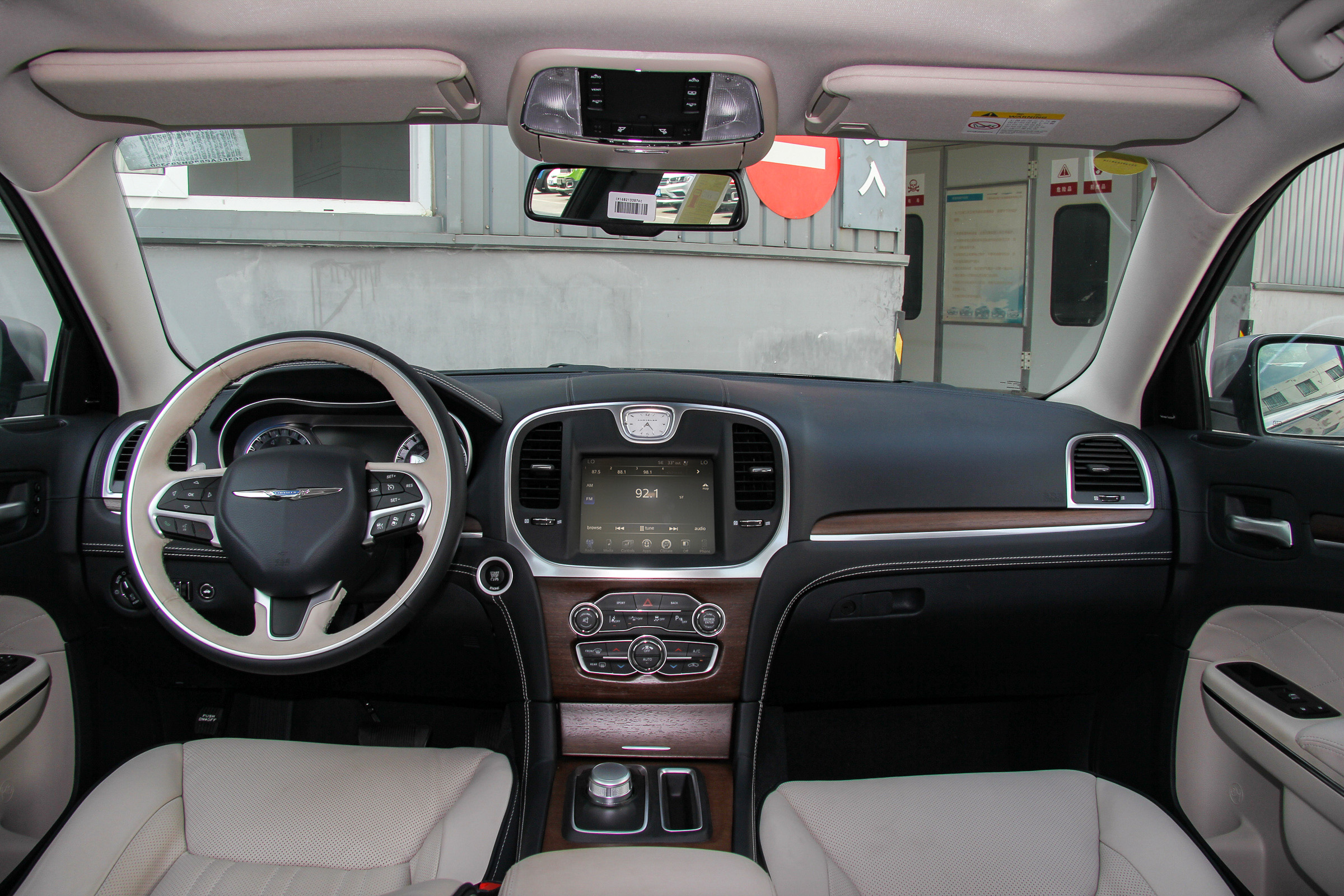 克莱斯勒300c(进口)克莱斯勒300c(进口)的内饰用料充分体现了这一价位