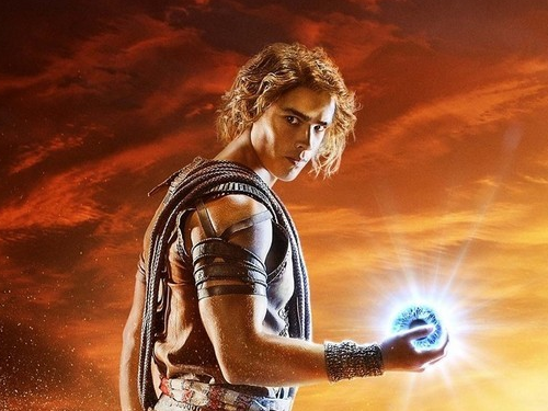 电影中,和年轻盗贼密切相关的贯穿全剧的宝物就是蓝宝石状态荷鲁斯之