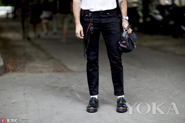 黑皮鞋到底能不能搭白袜？看看潮人示范你就明白啦！
