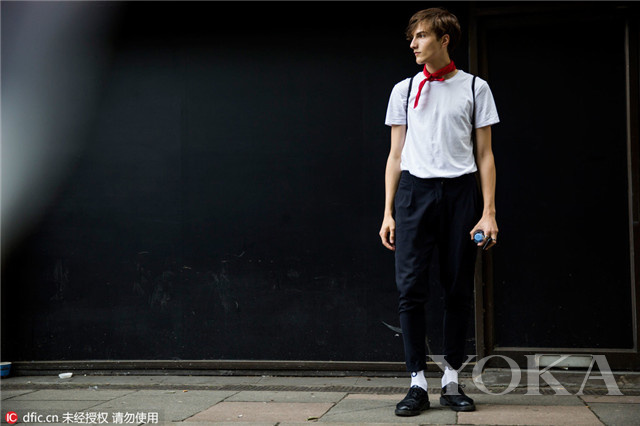 黑皮鞋到底能不能搭白袜？看看潮人示范你就明白啦！