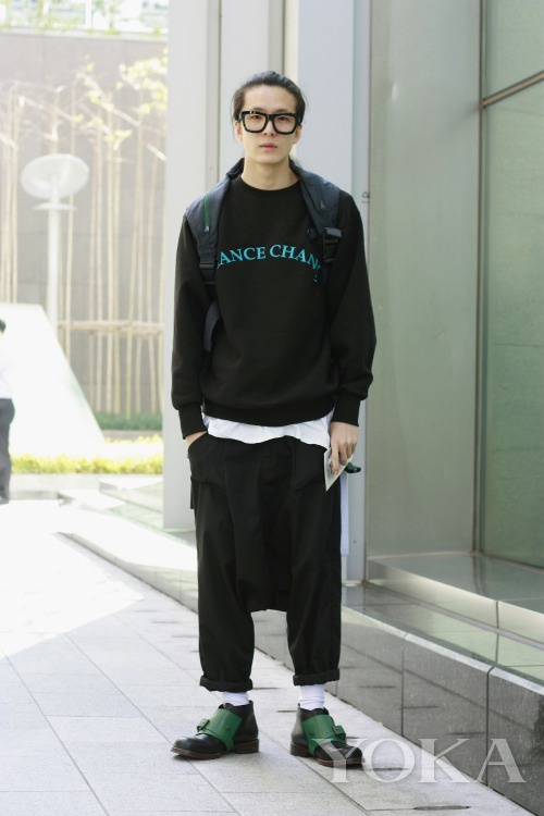 黑皮鞋到底能不能搭白袜？看看潮人示范你就明白啦！