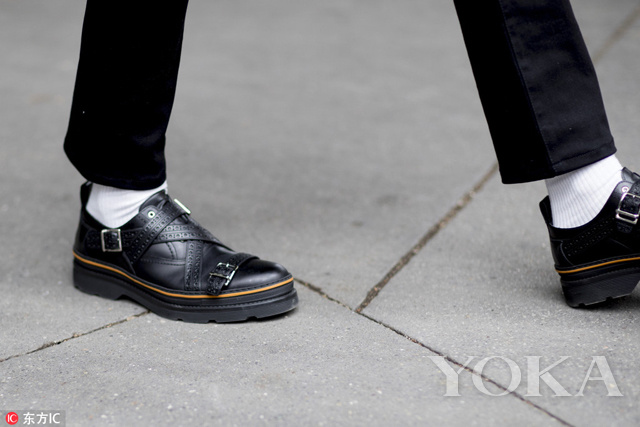 黑皮鞋到底能不能搭白袜？看看潮人示范你就明白啦！