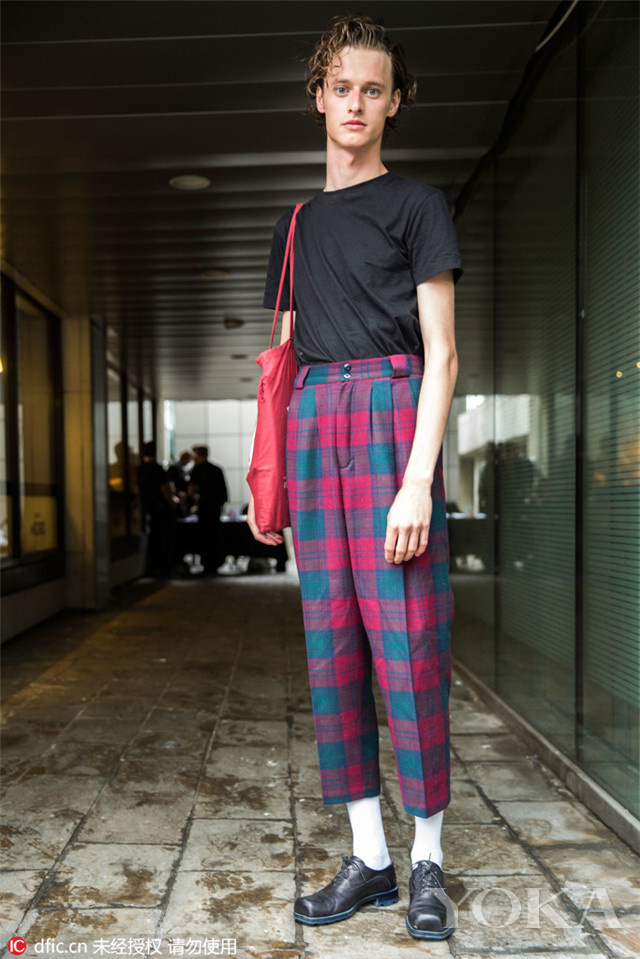 黑皮鞋到底能不能搭白袜？看看潮人示范你就明白啦！