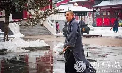 一分钟佛讯：实拍春雪涂抹后的唐山龙泉寺
