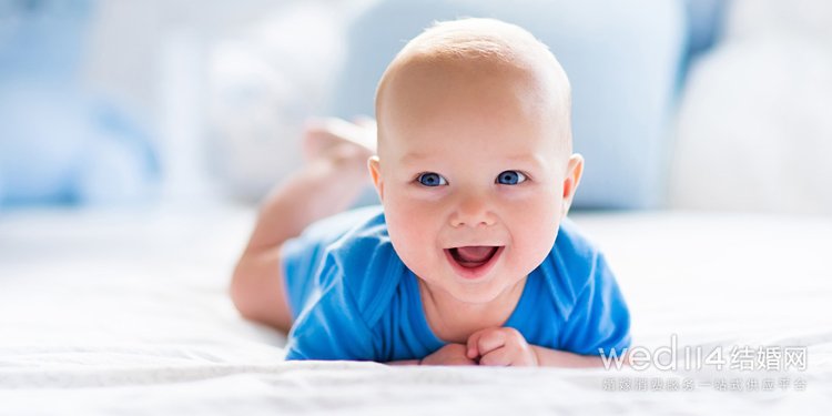 女儿满月酒朋友圈通知 办满月酒怎么发朋友圈