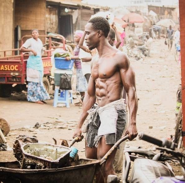 非洲小夥伴靠撿收廢品練出一身肌肉，腹肌如刀割~