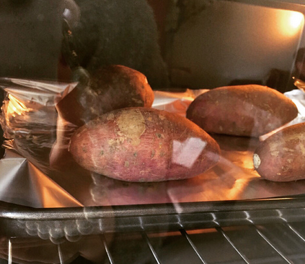 电烤箱烤红薯多长时间是温度多少（烤箱烤红薯的注意事项）