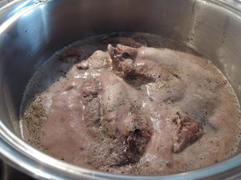 当地居民会将海豹肉,鲸鱼肉,驯鹿肉或海鸟放在一起加热煮汤,有的居民