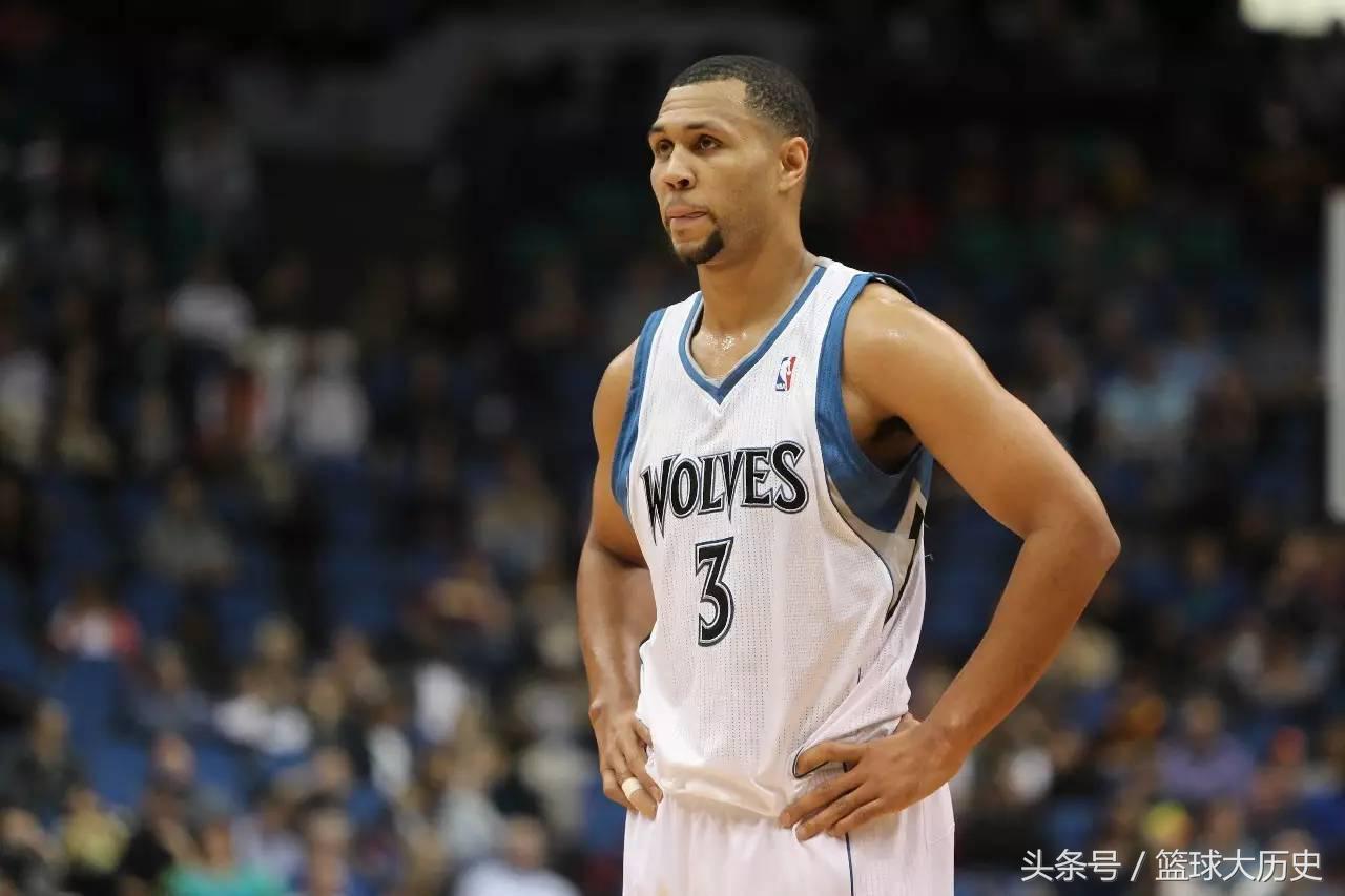 罗伊为什么退出nba(生涯6年7次膝盖手术！罗伊离开巅峰整整7年了！)