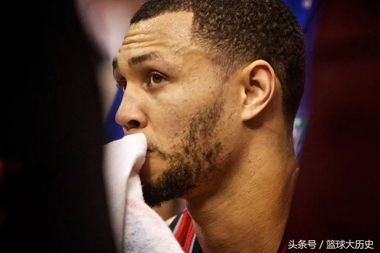 罗伊为什么退出nba(生涯6年7次膝盖手术！罗伊离开巅峰整整7年了！)