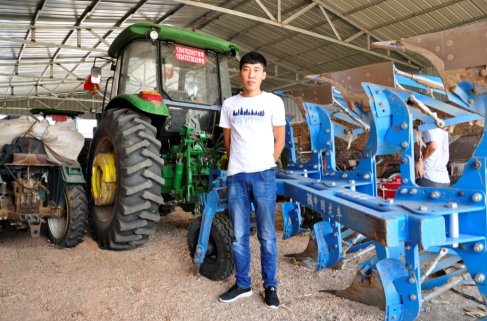 約翰迪爾拖拉機(jī)配套國產(chǎn)犁具，這位90后機(jī)主為何如此搭配？
