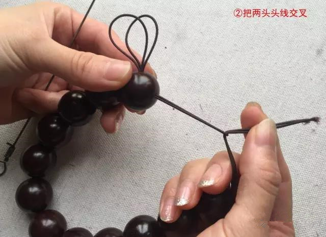 4,穿三通因为有的玩友有穿珠子专用的钩针,而有的则没有这种工具,所以