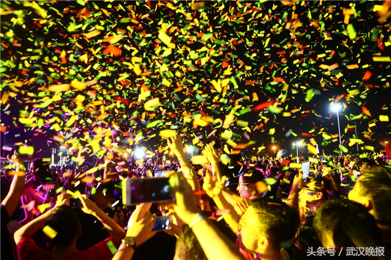 这是一场潮流音乐派对 上万武汉年轻人嗨爆电子音乐节
