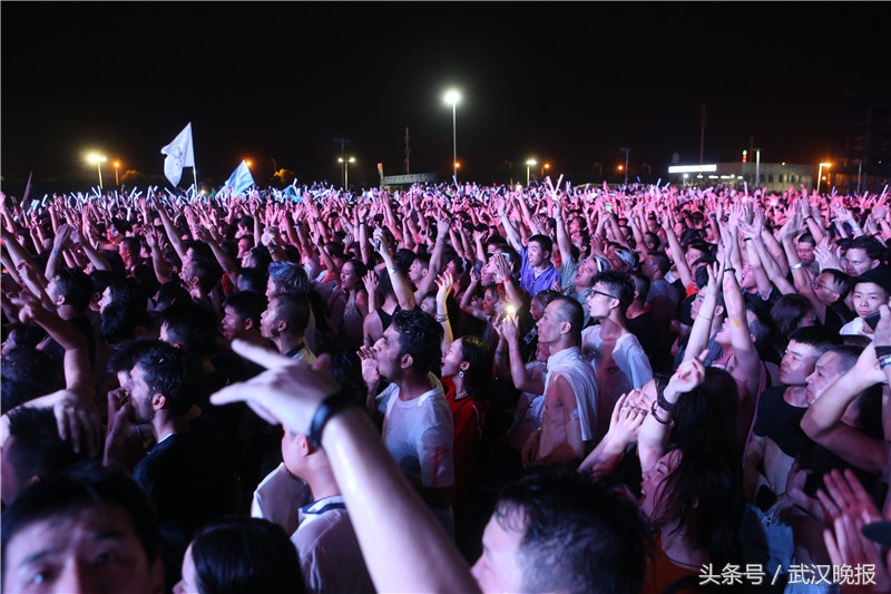 这是一场潮流音乐派对 上万武汉年轻人嗨爆电子音乐节