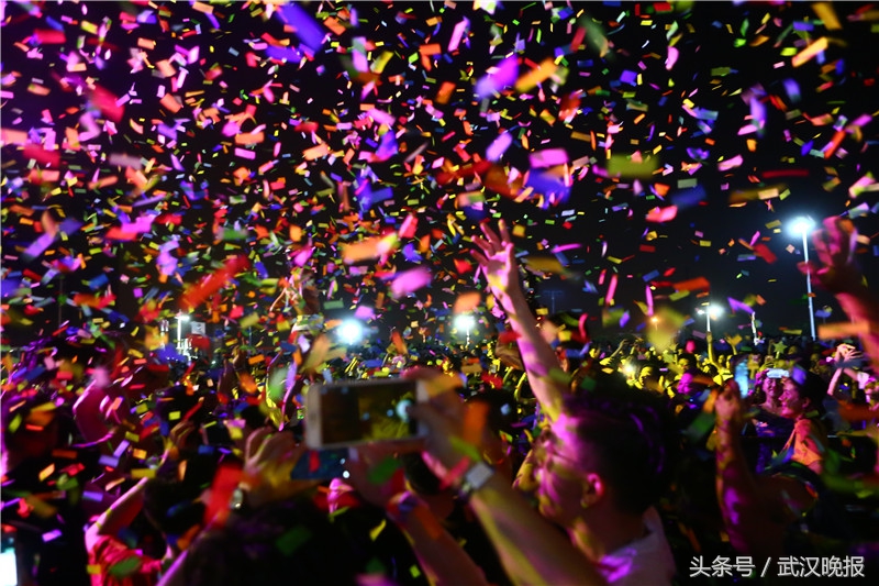 这是一场潮流音乐派对 上万武汉年轻人嗨爆电子音乐节