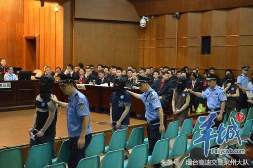 开审54名涉黑社会 背后站出74个辩护律师：是法治的进或退？