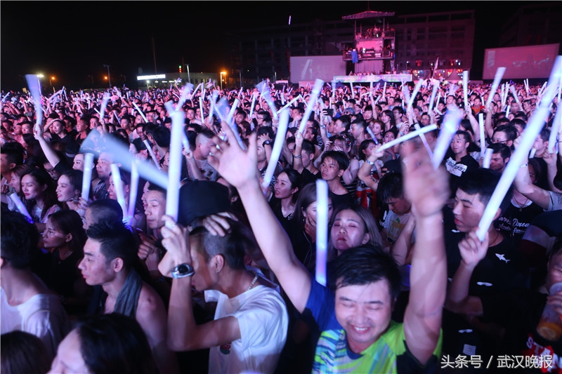 这是一场潮流音乐派对 上万武汉年轻人嗨爆电子音乐节