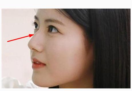 一:山根横纹两眼之间称为山根,山根最好就是饱满.