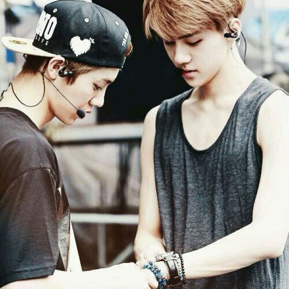 是由吴亦凡(kris)(前成员)与chanyeol(朴灿烈)所组成的王道couple.