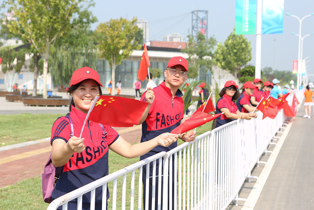 静海区实验小学朱玉宾参加全国十三届全运会火炬接力仪式