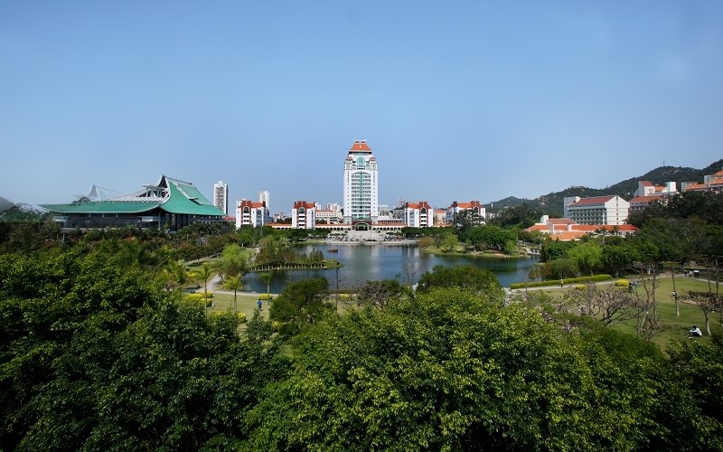 过去毁于战火被迫搬迁，如今厦门大学什么样？