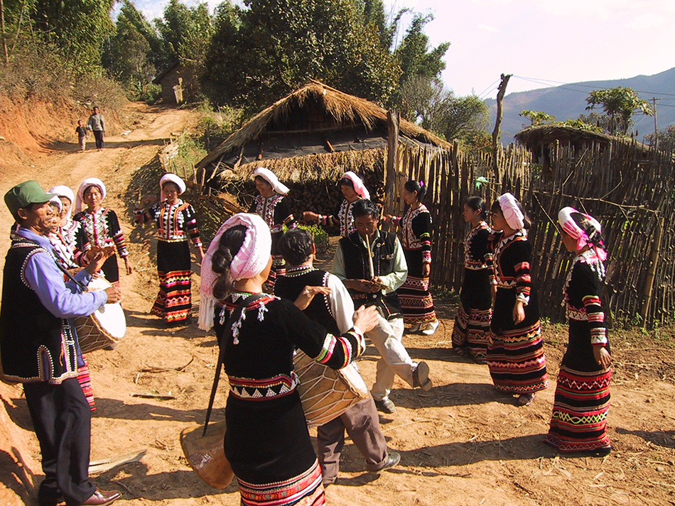 服 饰拉祜族承袭古代黑衣,长袍,以带缠腰之俗,喜黑饰.