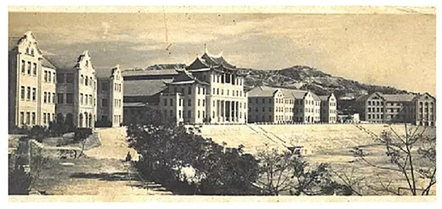 过去毁于战火被迫搬迁，如今厦门大学什么样？