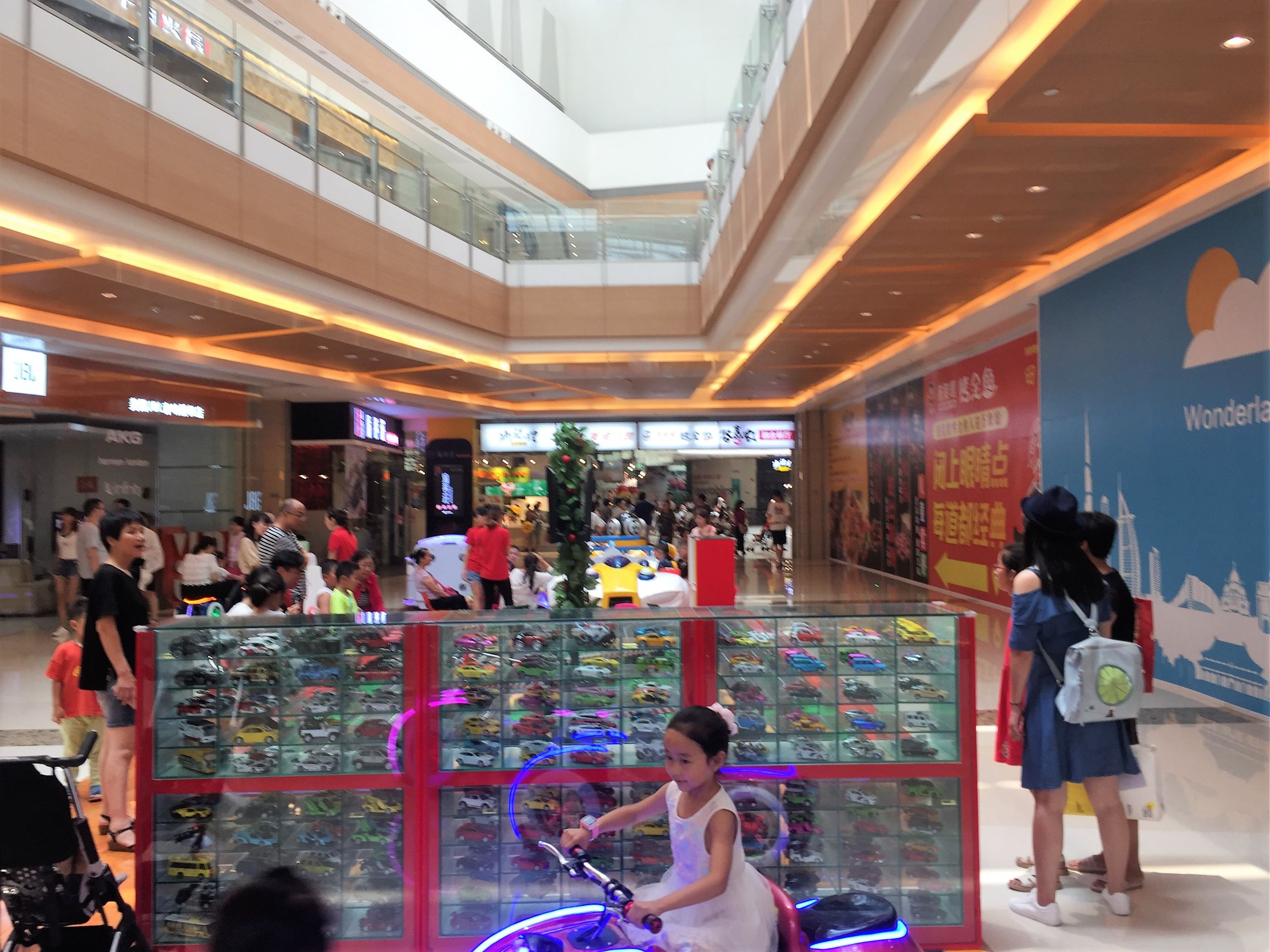 郑州万象城17上半年收入微降，强压之下能否现转机？