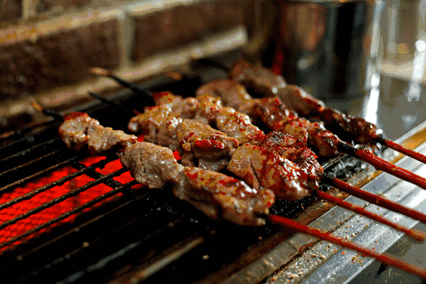 银屏巷，不足300米长，却引无数吃货痴迷的美食小巷！