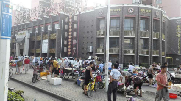 人行道被围起来开了一家驾校？明年初拆除！