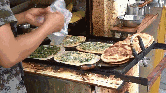 银屏巷，不足300米长，却引无数吃货痴迷的美食小巷！